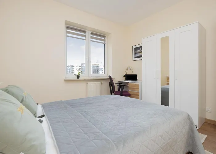Spacious Apartment 120 M From The Metro Station By Noclegi Renters